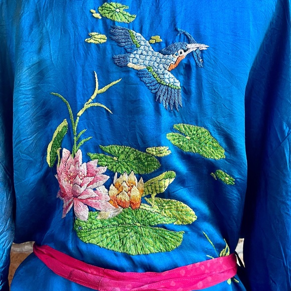 Vintage 80s 90s Blue Silk Kingfisher Lotus Pond Embroidered Chinese Kimono Robe - Picture 5 of 10